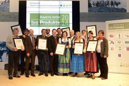 Der Bayerische Landwirtschaftsminister Helmut Brunner mit den Preisträgern des Wettbewerbs "Bayerns beste Bio-Produkte 2014"