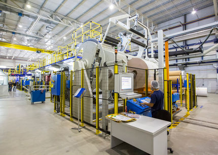 At SIG Combibloc’s Brazilian packaging plant, an extrusion line has now been put into operation which laminates unprocessed cardboard for the company’s carton packs on-site. This major milestone completes the modular investment and building project in Campo Largo, near the city of Curitiba in Brazil’s Paraná state. The first rolls of packaging material are already rolling off the belt fully laminated.