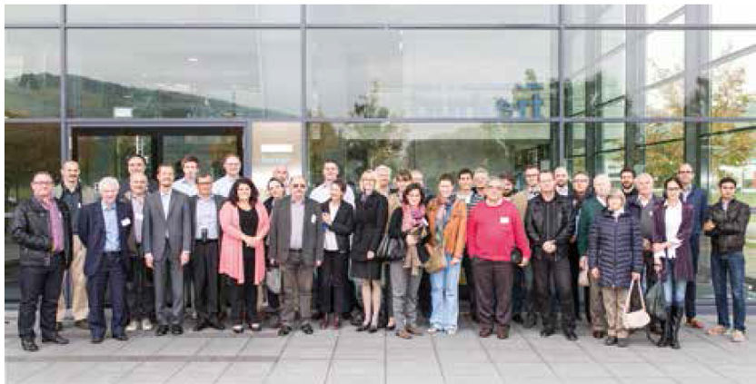 Der Expertenkreis bestand aus circa 50 führenden Wissenschaftlern und Professoren aus dem Bereich der Optofluidik.