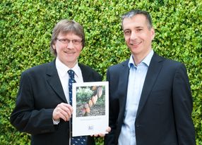Andreas Ronken, Vorsitzender der Geschäftsführung der Alfred Ritter GmbH & Co. KG, und Nachhaltigkeitsmanager Georg Hoffmann mit dem ersten Ritter Sport Nachhaltigkeitsbericht.