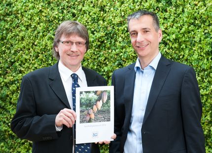Andreas Ronken, Vorsitzender der Geschäftsführung der Alfred Ritter GmbH & Co. KG, und Nachhaltigkeitsmanager Georg Hoffmann mit dem ersten Ritter Sport Nachhaltigkeitsbericht.