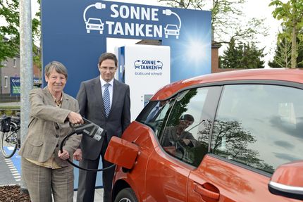 Bundesumweltministerin Hendricks eröffnet erste Elektroladestation von ALDI SÜD