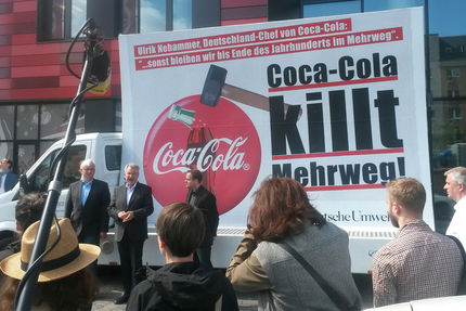 Deutsche Umwelthilfe protestiert vor Coca-Cola Zentrale gegen Mehrweg-Ausstieg des Getränkekonzerns