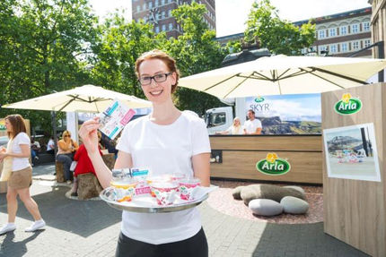 Arla SKYR-Erlebniswelt, die Besucher genießen den SKYR in isländischem Ambiente