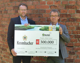 (v.l.n.r.) Wolfgang Schötz (Leiter Vertriebsmarketing der Krombacher Brauerei) übergibt den symbolischen Spendenscheck in Höhe von 300.000 Euro an Olaf Bandt, Bundesgeschäftsführer des BUND
