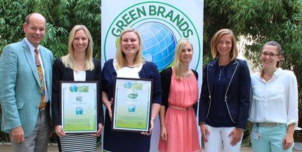Zertifikatsüberreichung für die ROSSMANN-Eigenmarken Alterra und enerBIO zu den GREEN BRANDS Germany 2015/2016. V.li.: Norbert Lux (COO der GREEN BRANDS Organisation), Friederike Koche (Teamleitung Produktmanagement enerBIO), Karolina Eggers (Junior Produktmanagerin Alterra), Inka Hofheinz (Produktmanagement - Assistenz enerBIO), Andrea Pape (Produktmanagerin enerBIO) und Anna Gast (Nachhaltigkeitsbeauftragte ROSSMANN Eigenmarken)