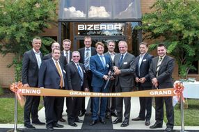 Andreas Kraut, geschäftsführender Gesellschafter und CEO von Bizerba (Mitte links) und Robert Slykhuis, President und CEO von Bizerba North America (Mitte rechts