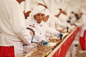 Längstes Baguette (122,4 Meter) - nutella Frankreich und Italien brechen den Guinness Weltrekord / Infrastrukt / Nach dem erfolgreichen Weltrekordversuch konnten die Besucher 2.400 Scheiben Brot mit nutella genießen.