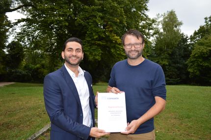 Der Lehrstuhl für Lebensmittelverpackungstechnik der Technischen Universität München wird COPA-DATA Registered Partner (links im Bild: George Yamanoglu, New Markets & Partner Consultant, COPA-DATA GmbH; rechts im Bild: Dipl. Ing. Stefan Flad, Doktorand und Dozent der Technischen Universität München am Lehrstuhl für Lebensmittelverpackungstechnik in Freising)