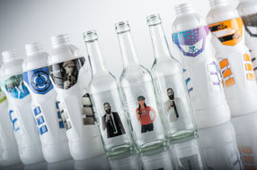 Individuell und hochwertig: Im Direktdruckverfahren mit DecoType ausgestattete Glas- und PET-Flaschen.