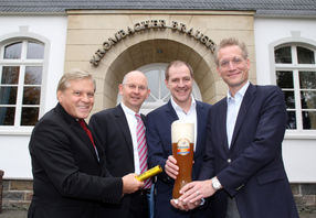 Krombacher Alkoholfrei - neuer Partner der Deutschen Olympiamannschaft. Ein gutes Team: Als Symbol für die neue Verbindung überreichten Axel Achten (l.) und Jan Pommer (r.), Geschäftsführer der Deutschen Sport Marketing GmbH, einen goldenen Staffelstab an Uwe Riehs (2. v. l.), Geschäftsführer Marketing der Krombacher Brauerei und Michael Drotleff (2. v. r.), Leiter Sponsoring der Krombacher Brauerei.