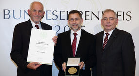 Eckhard Engert (l.), Ministerialdirigent im Bundesministerium für Ernährung und Landwirtschaft, übergab zusammen mit DLG-Vizepräsident Prof. Dr. Achim Stiebing (r.) Urkunde und Medaille an Dr. Axel Ruttkatt.