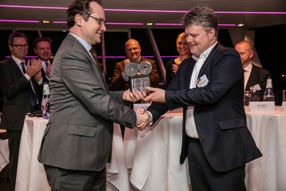 v. links: Jens-Peter Saul, Präsident der Deutsch-Dänischen Handelskammer, überreicht Tim Ørting Jørgensen, Geschäftsführer Arla Foods CCE, den Deutsch-Dänischen Wirtschaftspreis 2015.