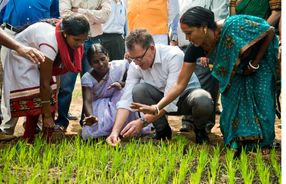 Bundesentwicklungsminister Gerd Mueller beim Besuch in der Landwirtschaftsakademie Green College in Rukka (Indien, 6.10.2015), hier mit Frauen, die ein neuartiges Pflanzverfahren für Reispflanzen anwenden