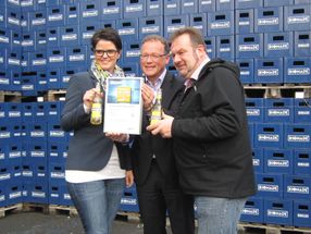 Beate Balzert, Marketingleitung Bionade, und Wolfgang Bufe, Geschäftsführer Bionade (r.), freuen sich mit Verlagsrepräsentant Marcus Plantenberg von der Lebensmittel Praxis über die Auszeichnung für Bionade Zitrone-Bergamotte.