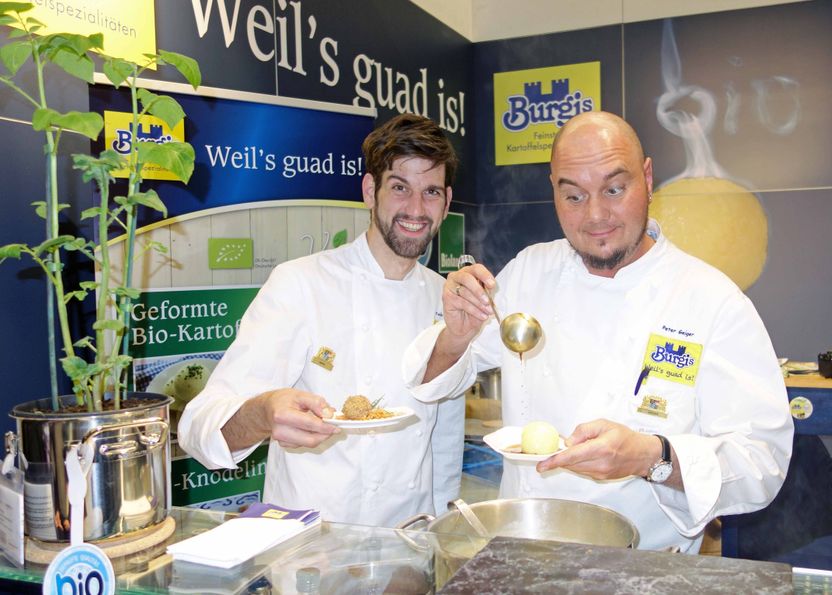 Show-Cooking am Burgis-Stand auf der BIOFACH: Frisch wurden hier zwei Varianten des regionalen Bioknödels professionell zubereitet