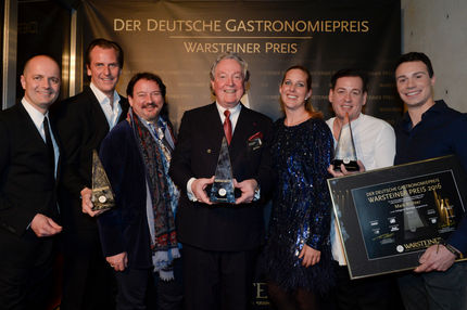 Die Preisverleihung zum Deutschen Gastronomiepreis 2016 (von links nach rechts): Martin Hötzel, Geschäftsführer Vertrieb und Marketing der Warsteiner Gruppe, Marc Uebelherr vom "OhJulia" in München, Gewinner des Deutschen Gastronomiepreises 2016 in der Kategorie "Food", Kolja Kleeberg, Koch und Entertainer, Hermann Bareiss, Ehrenpreisträger 2016, Catharina Cramer, geschäftsführende Gesellschafterin der Warsteiner Gruppe, Alexander Dohnt und Maik Richter von der "TA OS skybar" in Schorndorf, Gewinner des Deutschen Gastronomiepreises 2016 in der Kategorie "Beverage".