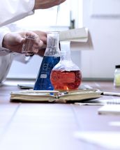 Neuer berufsbegleitender Studiengang Industriechemie