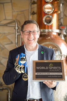 Bioland-Bienenhof Pausch als „World Class Distillery“ ausgezeichnet
