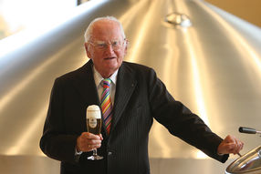 Dr. h.c. Friedrich Schadeberg, Seniorchef der Krombacher Brauerei, feiert 500 Jahre Reinheitsgebot und seinen 96. Geburtstag.