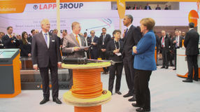 Andreas und Siegbert Lapp präsentieren US-Präsident Barack Obama und Bundeskanzlerin Angela Merkel Robotik-Verkabelungslösungen von Lapp