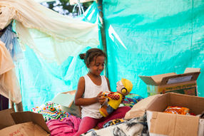 8-jähriges Mädchen spielt in einer der Notunterkünfte mit einer Puppe