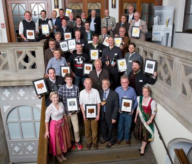 Die europäischen Gewinner des World Beer Cup 2016 mit ihren Urkunden im Hofbräuhaus München