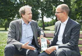 Im Gespräch: Kim Carstensen, Director General beim FSC International (links), und Rolf Stangl, CEO von SIG Combibloc.