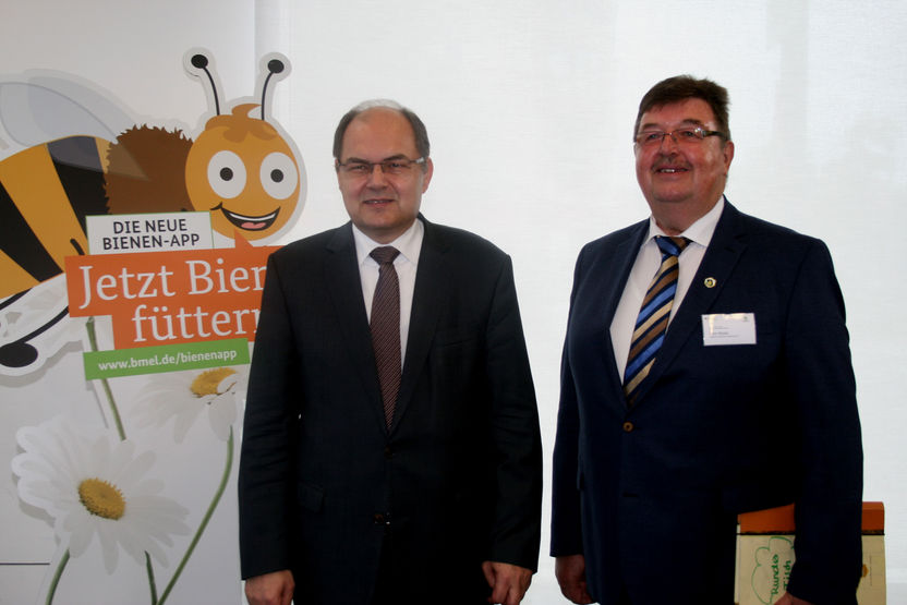 Für Verbesserung der Nahrungsbedingungen über den Tellerrand schauen 2. Bienenkonferenz "Bienen in der Kulturlandschaft" tagt in Berlin
