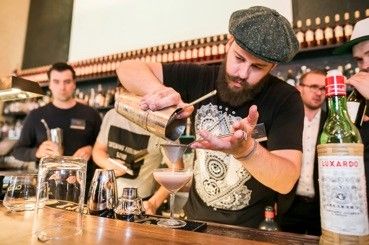 Hohes Niveau im zweiten Durchgang der Carlos I Colegio del Brandy & Competition - Nach Carlos I-Workshops reisen 21 Bartender aus ganz Deutschland zum Finale nach Spanien