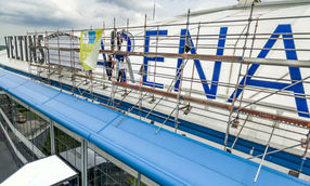 Moderne und umweltfreundliche Lichttechnik auf der Veltins-Arena. Zwölf einzelne Buchstaben und das etwa acht Meter breite und vier Meter hohe Arena-Logo wurden nun mit LED-Technik ausgestattet.