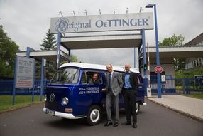 Auf Deutschland-Tour mit seinem Oettinger-Bully: Erwin Hopfenbach verabschiedet sich von Oettinger-Geschäftsführer Jörg Dierig und Marketingleiter Tobias Drechsel.