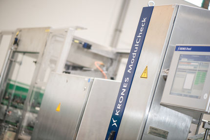 The upstream ModulCheck verifies the presence and correct colour of the rubber seals on the swing-stopper bottles’ porcelain heads.
