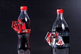 Verpackungsinnovation „Christmas Bow Label Coca-Cola“