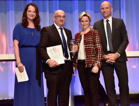 Dr. Robert Bauer, Chairman of the Executive Board of SICK AG (second from left) receives the GlobalConnect Award 2016 for SICK AG from Dr. Nicole Hoffmeister-Kraut MdL, Minister of Economic Affairs, Labor, and Housing of the German state of Baden-Wuerttemberg (second from right) as well as actress and presenter of the event, Natalia Wörner (left). Also in the picture is Dr. Thomas Götting, Director of Coface Kreditversicherung AG (right).