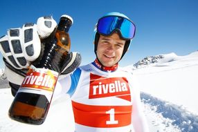 40 Jahre Partnerschaft mit Swiss-Ski: Patrick Küng präsentiert Rivella in der Limited Gold Edition.