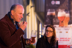 Vertriebsdirektor Christian Kraus erklärt die Funktionalität der Spiegleau Craft Beer Glasses