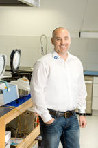 TÜV SÜD-Experte Christian Kästl prüft in der Testküche fast täglich Haushaltsgeräte jeder Art.