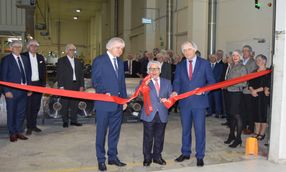 Johannes Remmele (Mitte), geschäftsführender Gesellschafter der Südpack Gruppe, eröffnete zusammen mit dem Bürgermeister von Kłobuck, Jerzy Zakrewski (links), und Landrat Henryk Kiepura (rechts) die neue Produktionshalle.