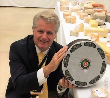 Affineur Walo von Mühlenen mit dem Rotwi Buurechäs am World Cheese Award 2016 in San Sebastian, Spanien