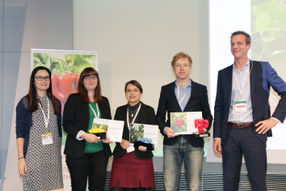 The winners of this year’s GNT Young Scientist Award, Martijn Weterings (second from right), Ulrike van der Schaaf (center) and Susanne Struck (second from left) were honoured by Marcus Volkert, Application and Development Manager at GNT (right) and Lilia Ahrné, EFFoST president (left).