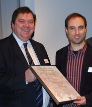 Übergabe des Förderpreises an Dr. Stefan Nöbel (rechts) durch den Hauptgeschäftsführer des Verbandes Deutscher Großbäckereien, Armin Juncker