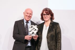 Geschäftsführerin Margit Epple und Gründer und Geschäftsführer Joseph Wilhelm freuten sich in Berlin über den CSR-Preis der Bundesregierung.
