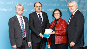 Bundesminister Schmidt nimmt den Ernährungsbericht der DGE von Frau Prof. Arens-Azevedo, Herrn Prof. Dr. Peter Stehle und Herrn Dr. Helmut Oberritter entgegen
