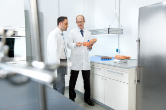 TÜV SÜD-Experten bei der Lebensmittelkontrolle