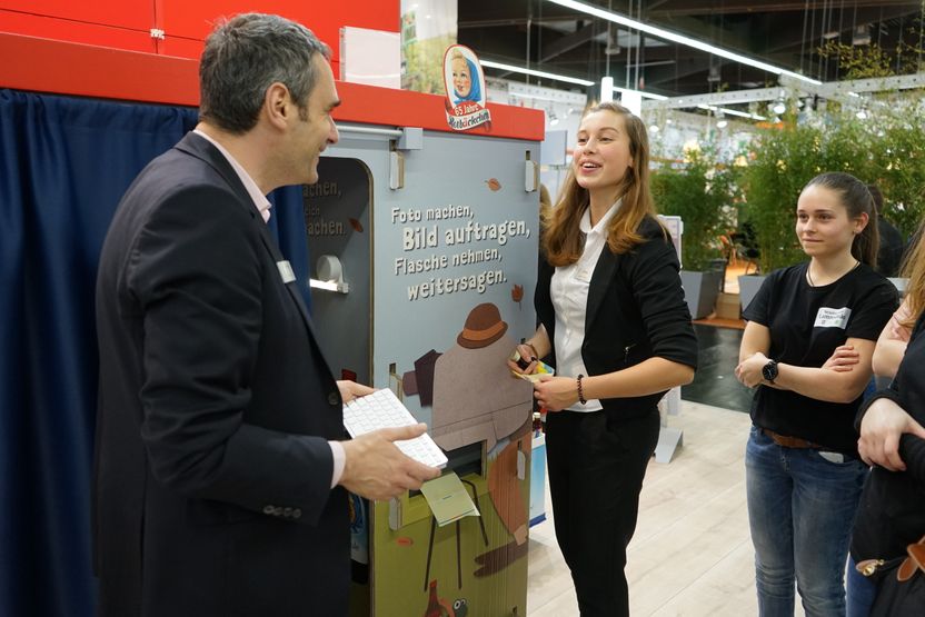 Rotbäckchen feiert 65. Geburtstag - Kreative Fotobox-Aktion und brandneue Anzeigenkampagne setzen die Traditionsmarke zum Jubiläum in Szene