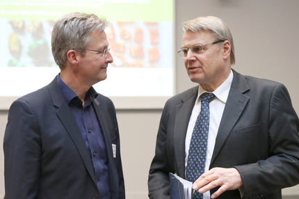 Prof. Dr. Guido Ritter (l.) von der FH Münster hat ein Forschungsprojekt zur Vermeidung von Lebensmittelverlusten geleitet, das von der Deutschen Bundesstiftung Umwelt (DBU) gefördert wurde. Dr. Heinrich Bottermann, Generalsekretär der DBU, betonte auf der Abschlussveranstaltung in Osnabrück die gesellschaftliche Bedeutung des Themas.