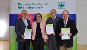 Prof. Ulrike Arens-Azevêdo überreicht die Ehrenmitgliedschaft an (v. l. n. r.) Prof. Dr. Ibrahim Elmadf, Prof. Dr. Günther Wolfram und Prof. Dr. Helmut Erbersdobler.