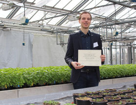 Christian Frerichs von der Hochschule Osnabrück freut sich über 500 Euro Siegerprämie beim Green Challenge-Wettbewerb