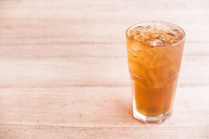 Einfache Elektrode imitiert Limonaden-Getränk in einem Glas Wasser